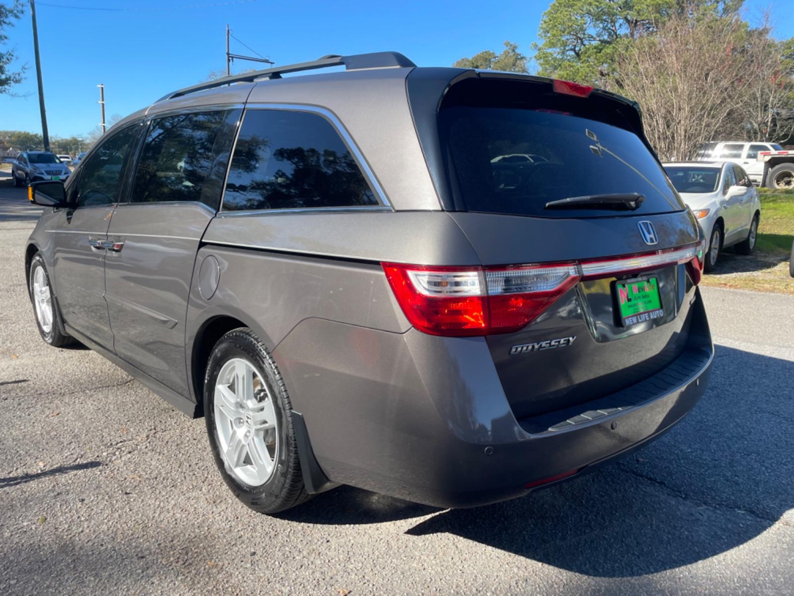2013 GRAY HONDA ODYSSEY TOURING (5FNRL5H91DB) with an 3.5L engine, Automatic transmission, located at 5103 Dorchester Rd., Charleston, SC, 29418-5607, (843) 767-1122, 36.245171, -115.228050 - Photo #4